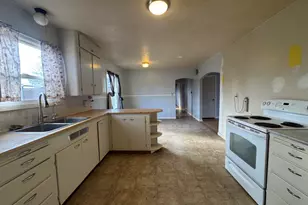 930 NW Canyon Dr, Redmond, OR 97756 - Photo 9