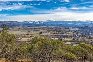 1560 Brentwood Dr, Eagle Point, OR 97524 - Photo 1