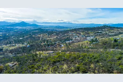 1560 Brentwood Drive, Eagle Point, OR 97524 - Photo 3