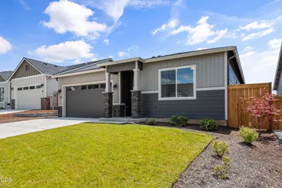 136 Valemont Drive #13, Eagle Point, OR 97524 - Photo 3