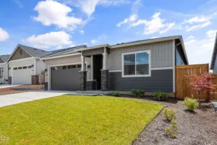 136 Valemont Dr, Eagle Point, OR 97524 - Photo 3