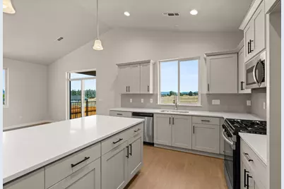 136 Valemont Drive #13, Eagle Point, OR 97524 - Photo 5