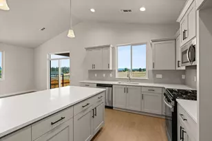 136 Valemont Dr, Eagle Point, OR 97524 - Photo 5