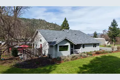 9401 Old Stage, Central Point, OR 97502 - Photo 3