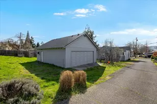 832 Wabash Ave, Medford, OR 97504 - Photo 3