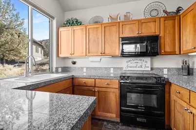 10879 Village Loop, Redmond, OR 97756 - Photo 11