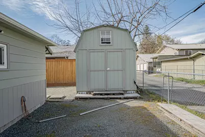 512 SE 10th Street, Grants Pass, OR 97526 - Photo 25
