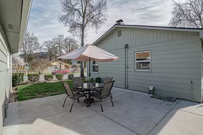 512 SE 10th Street, Grants Pass, OR 97526 - Photo 21