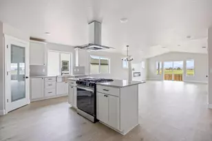 308 NW Monte Vis Ave, Madras, OR 97741 - Photo 3