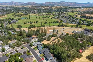 31 Wildwood Dr, Eagle Point, OR 97524 - Photo 3