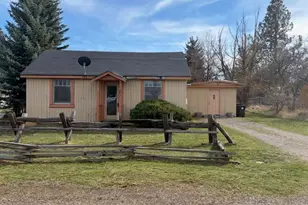 243 W Adams Ave, Sisters, OR 97759 - Photo 3