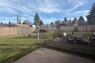 243 W Adams Ave, Sisters, OR 97759 - Photo 3