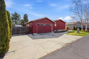 658 NE Shoshone Dr, Redmond, OR 97756 - Photo 3