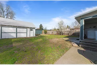 813 E 9th Street, Medford, OR 97504 - Photo 19