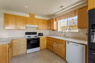 165 NW Midland Ave, Grants Pass, OR 97526 - Photo 9