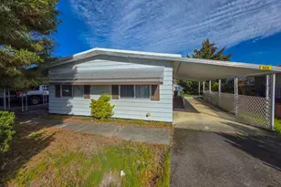 989 Rogue Lea Ln, Grants Pass, OR 97526 - Photo 1