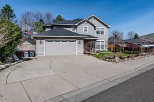 3059 Sycamore Wy, Medford, OR 97504 - Photo 1