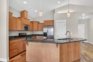 989 Pendleton Dr, Medford, OR 97501 - Photo 5