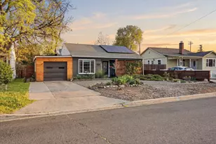 917 Grant Ave, Medford, OR 97501 - Photo 1