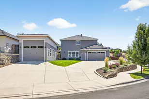 661 Forest Ridge Dr, Medford, OR 97504 - Photo 3