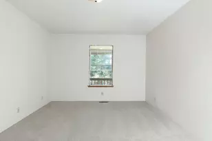 300 Colonial Dr, Grants Pass, OR 97526 - Photo 9