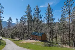 300 Colonial Dr, Grants Pass, OR 97526 - Photo 41