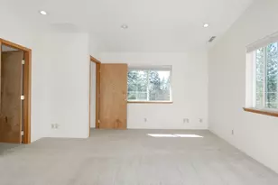 300 Colonial Dr, Grants Pass, OR 97526 - Photo 9