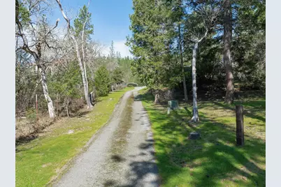 300 Colonial Drive, Grants Pass, OR 97526 - Photo 49