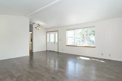 300 Colonial Drive, Grants Pass, OR 97526 - Photo 3