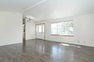 300 Colonial Dr, Grants Pass, OR 97526 - Photo 3