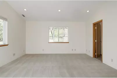 300 Colonial Drive, Grants Pass, OR 97526 - Photo 19