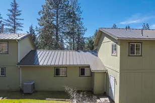 300 Colonial Dr, Grants Pass, OR 97526 - Photo 33