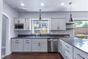 201 SE Sand Cyn Ln, Grants Pass, OR 97527 - Photo 9