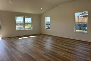 639 NE Arnold St, Madras, OR 97741 - Photo 7