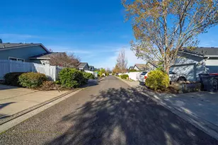 3350 Edgewater Dr, Medford, OR 97504 - Photo 29