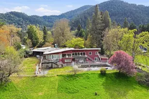 325 Mountain View Pl, Grants Pass, OR 97527 - Photo 1