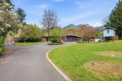 325 Mountain View Place, Grants Pass, OR 97527 - Photo 3