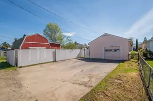 856 W 14th St, Medford, OR 97501 - Photo 31