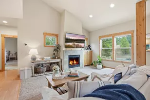 115 Northwest Mount Washington Drive, Bend, OR 97703 - Photo 3