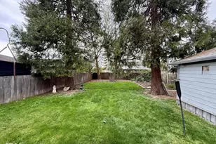 920 SW Pine St, Grants Pass, OR 97526 - Photo 11