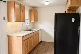 1227 SW 17th St, Redmond, OR 97756 - Photo 3