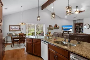 1025 McPhearson Ln, Medford, OR 97504 - Photo 7