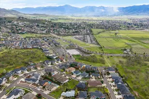 1025 McPhearson Ln, Medford, OR 97504 - Photo 43