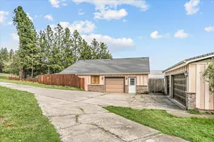 500 Mary Ann Dr, Jacksonville, OR 97530 - Photo 3