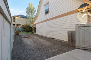 3773 Creek View Dr, Medford, OR 97504 - Photo 7