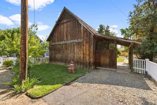 220 8th St, Jacksonville, OR 97530 - Photo 37