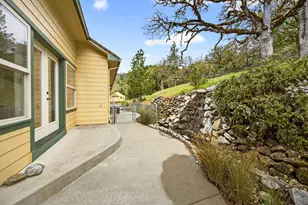 240 Mina Ln, Grants Pass, OR 97526 - Photo 21