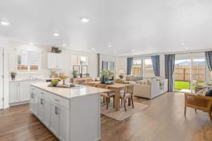 2621 Meadows Ln, Medford, OR 97501 - Photo 3