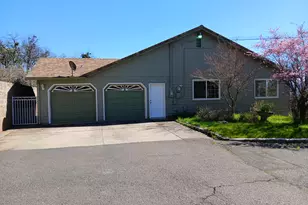 1360 W Linn Rd, Eagle Point, OR 97524 - Photo 5