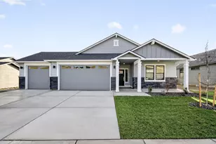 3085 Mt Thielsen Dr, Medford, OR 97504 - Photo 1